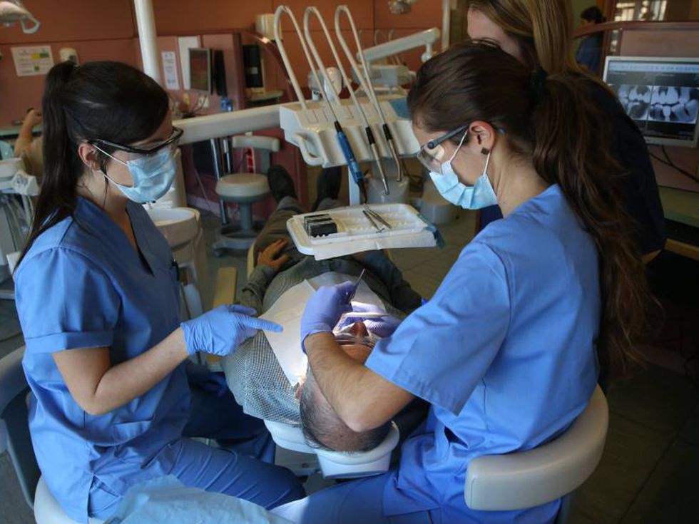 Dentistas trabajando