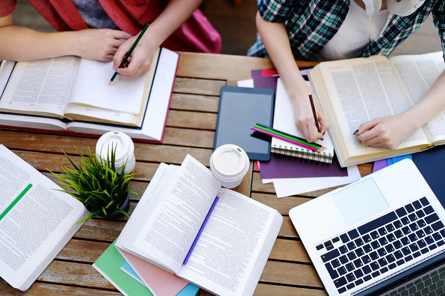 estudiantes estudiando