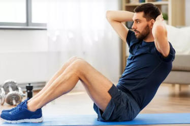 hombre haciendo abdominales