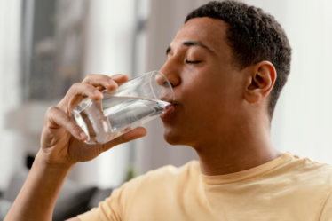 hombre tomando agua