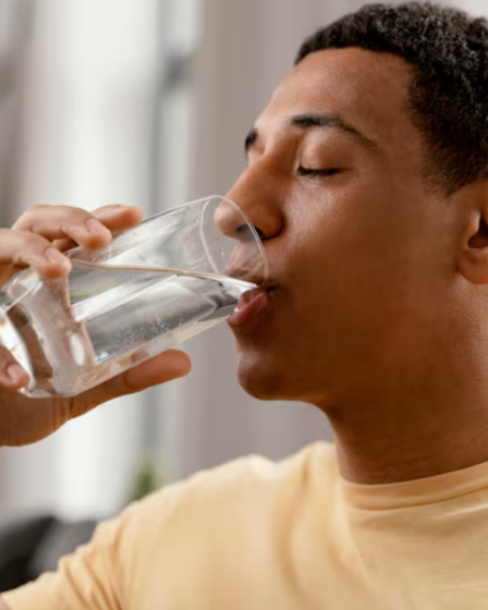 hombre tomando agua