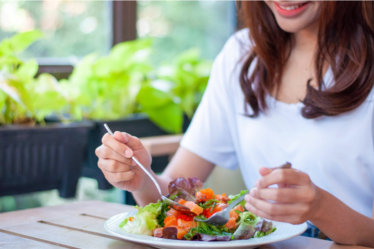 mujer comiendo ensalada