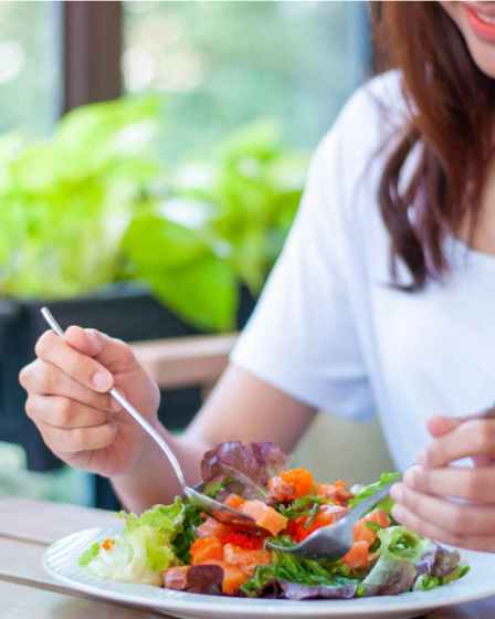 mujer comiendo ensalada