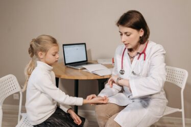 niña con pediatra