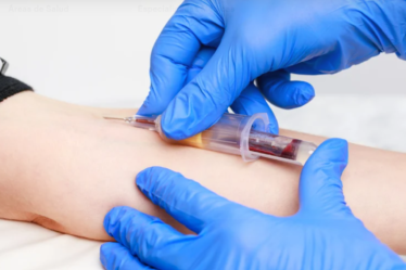 profesional de la salud realizando toma de sangre