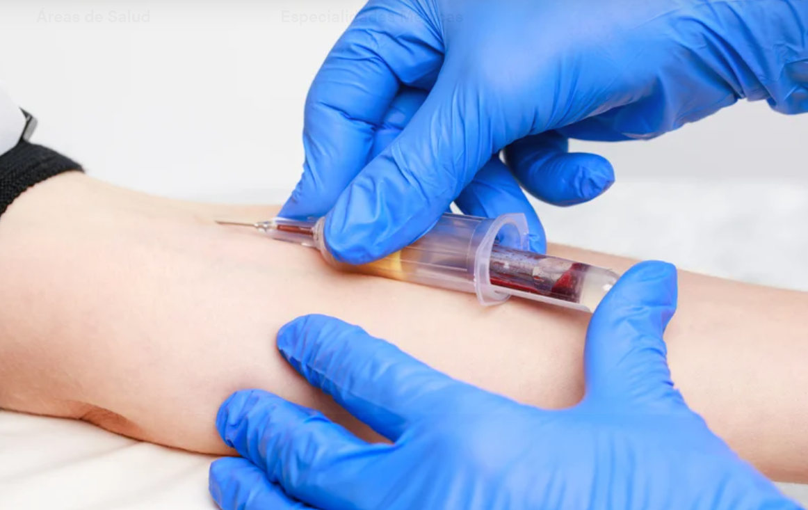 profesional de la salud realizando toma de sangre