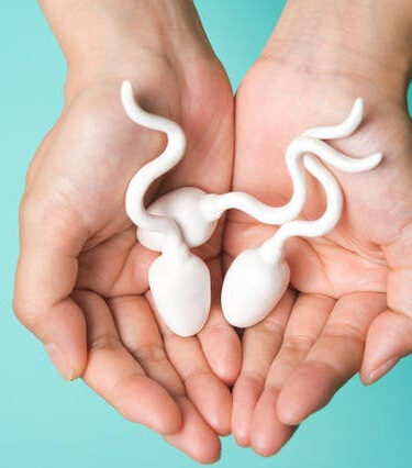 manos con animación de espermatozoides que representan la fertilidad masculina