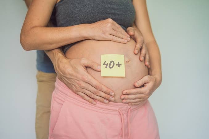 mujer en embarazo en los 40s