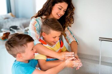 familia lavandose las manos